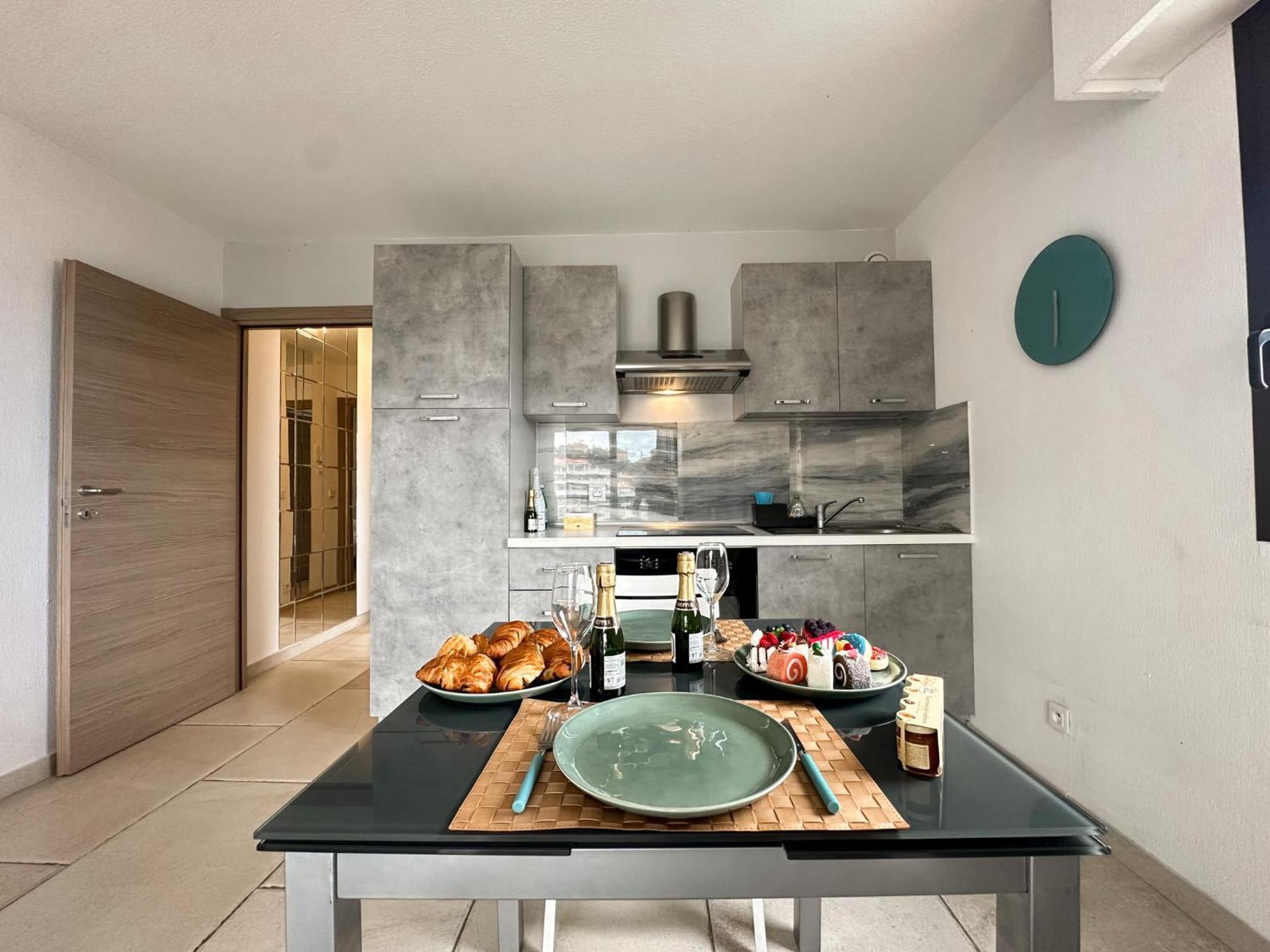 Luxurious 3 Rooms, Pool, Bnbrickeys Beausoleil Eksteriør billede